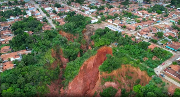 Chuvas geram abismos de até 70 metros e famílias ficam desabrigadas em Buriticupu, no MA