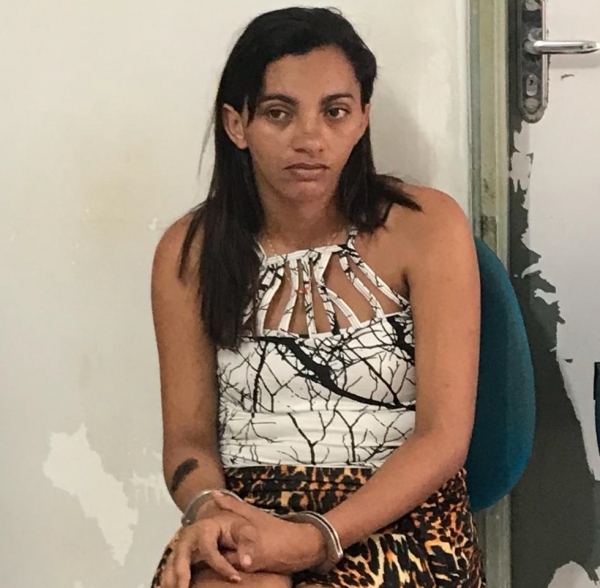 AÇAILÂNDIA URGENTE – Moradora da Vila Capeloza é presa acusada de tráfico de Drogas