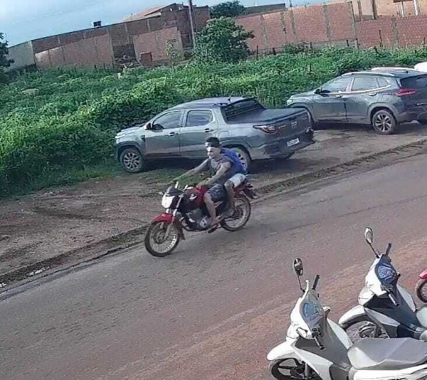 AÇAILÂNDIA – POLICIAL DE FOLGA AJUDA A PRENDER DOIS ELEMENTOS ACUSADOS DE ASSALTAREM ESTUDANTES NO BAIRRO NOVA AÇAILÂNDIA.
