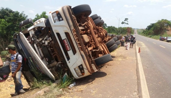 Carreta carregada de milho tomba na BR-010, na região de Açailândia