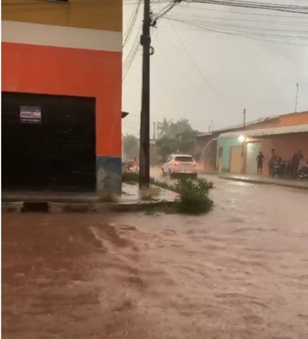 Chuva deixa ruas alagadas em Imperatriz