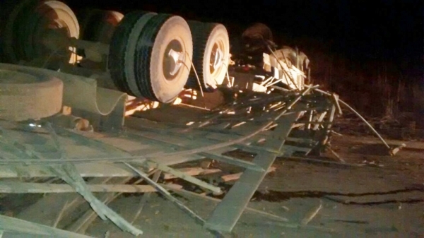 Caminhão tomba na BR-222 e por milagre motorista fica apenas com ferimentos leves 