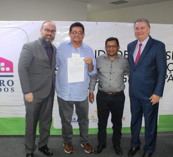 AÇAILÂNDIA: PREFEITO ALUISIO SOUSA ASSINA CONVÊNIO DE REGULAMENTAÇÃO FUNDIÁRIA NO MUNICIPIO