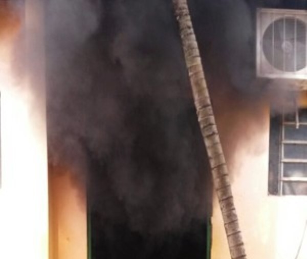 Manifestantes incendeiam prefeitura em Governador Newton Bello, no MA