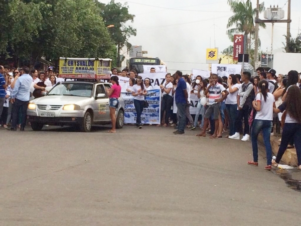 População de Açailândia realiza caminhada pedindo paz após morte de professor