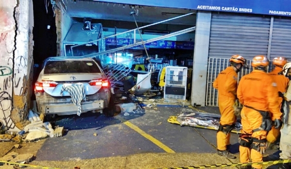 Adolescente atropela e mata três pessoas em parada de ônibus em São Luís