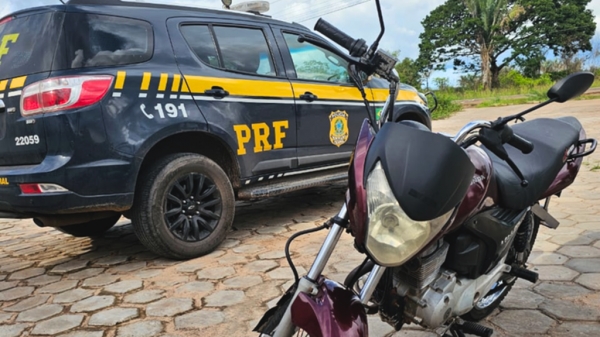 MOTOCICLISTA É DETIDO PELA PRF POR COLOCAR A VIDA DO PRÓPRIO FILHO EM RISCO E ESTAR COM MOTO ADULTERADA