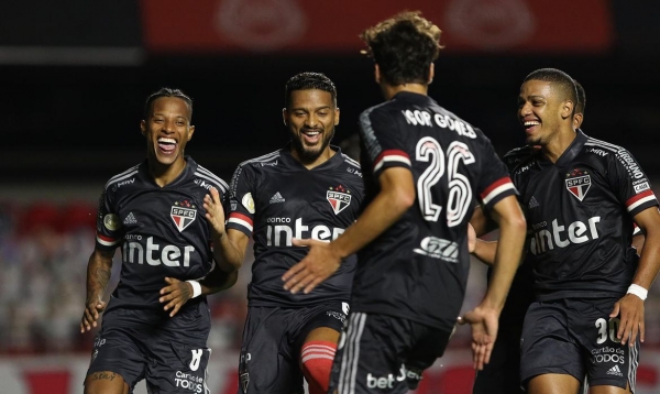 São Paulo atropela o Botafogo, leva título simbólico do primeiro turno e abre sete pontos na liderança