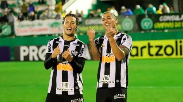 Atlético-MG supera gol meteórico da Chape, vira na Arena Condá e volta ao G4