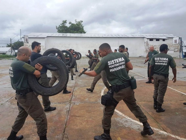 SEAP promove curso de tonfa tática a PMs, agentes de trânsito e guarda prisional