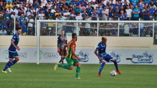 Sampaio Corrêa derrota o Confiança e leva vantagem para casa na luta por vaga na final da Série C do Brasileiro