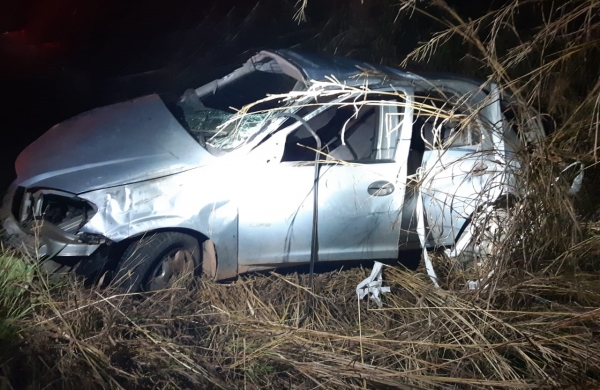 AÇAILÂNDIA URGENTE – Automóvel colide na traseira de caminhão e capota na BR 010