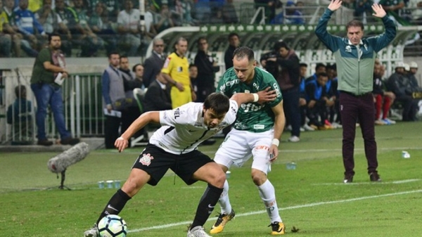 Corinthians vence Palmeiras na casa do rival e se firma ainda mais como favorito ao título