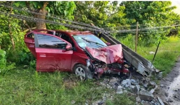 Carro colide contra poste na Avenida dos Portugueses em São Luís