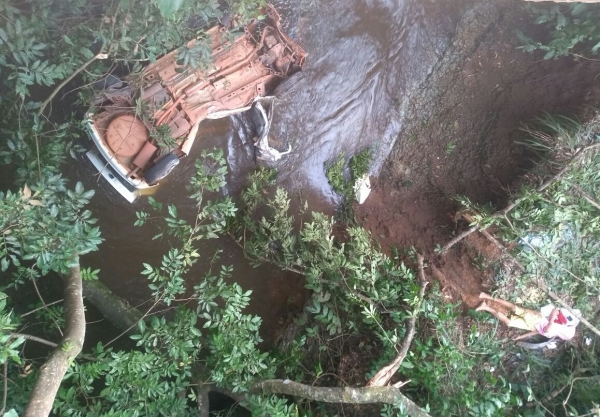 MA- Veículo capota, cai em córrego e três pessoas morrem