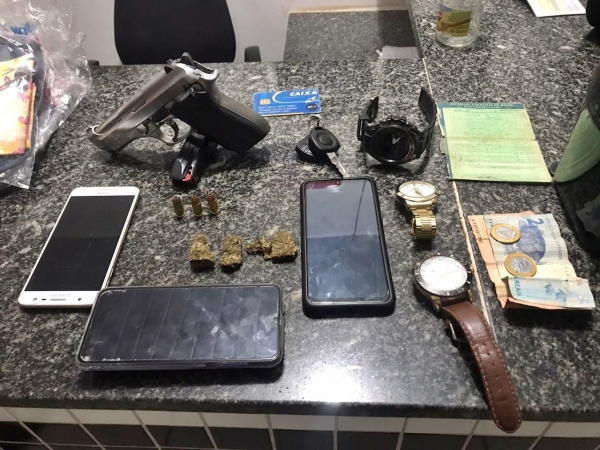 AÇAILÂNDIA – Polícia Militar prende trio com arma de fogo e drogas no Bairro Plano da Serra