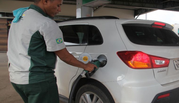  Preço do combustível aumenta até 30% em um ano