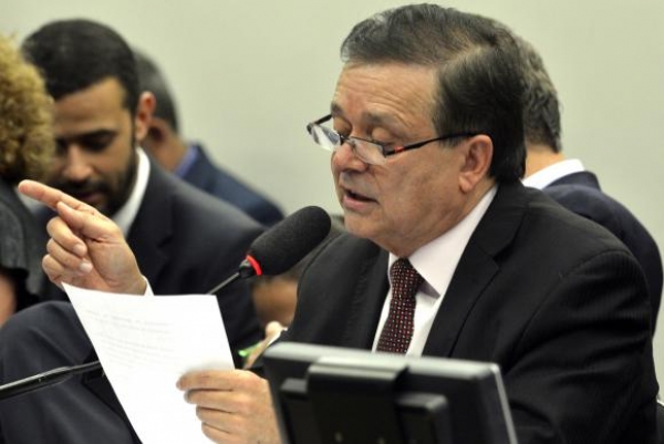 Decretos assinados por Dilma feriram a Constituição, diz relator do impeachment