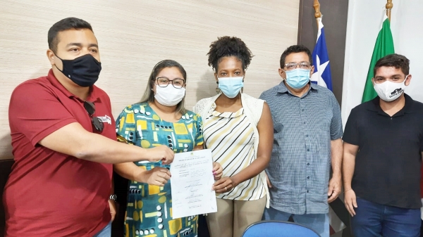 Vereadora Robenha participa de assinatura da ordem de serviço para a construção do Centro de Referência da Juventude em Açailândia.