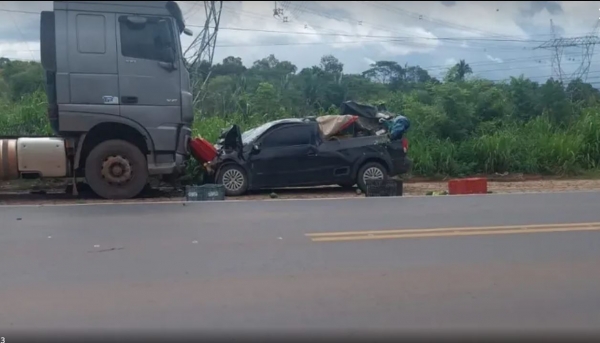 DUAS PESSOAS MORREM APÓS PICAPE COLIDIR COM CAMINHÃO NA BR-135, NO MA