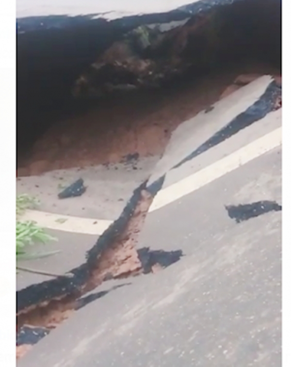 ATENÇÃO - Rompimento de via provoca interdição total da BR-222 - no km 460 - entre Santa Luzia e Buriticupu