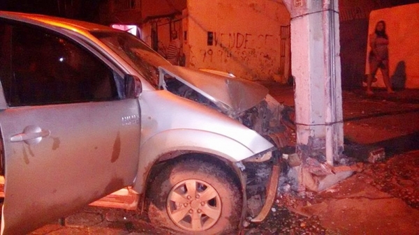 Motorista perde o controle e bate em poste no centro de Açailândia
