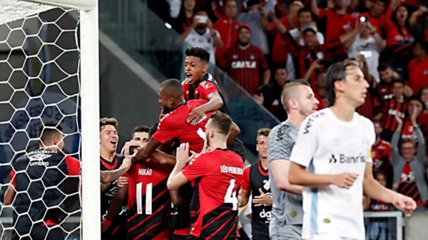 Athletico vence Grêmio sem sustos, iguala Tricolor na tabela e chega a 10 jogos de invencibilidade