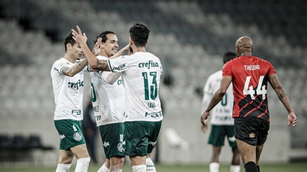 Palmeiras vence o Athletico, fora de casa, com lei do ex aplicada nos acréscimos