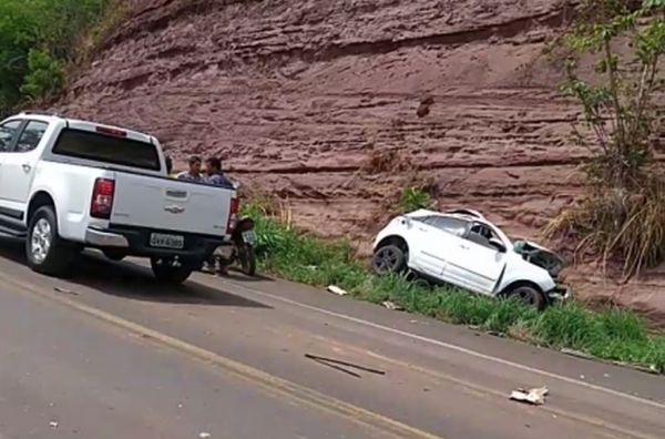 Colisão frontal entre caminhão e carro deixa uma pessoa morta na BR-135
