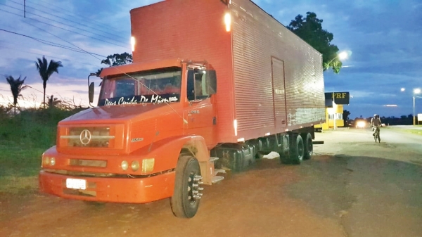 PRF flagra condutor de 18 anos, não habilitado e com um cigarro de maconha no porta luvas