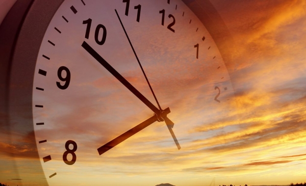 Adotado em três regiões do país, horário de verão termina neste domingo (18)