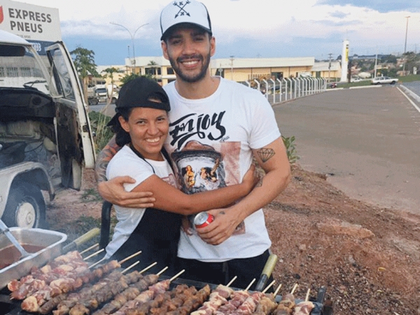 Cantor Gusttavo Lima come espetinho no interior de Goiás e ganha web