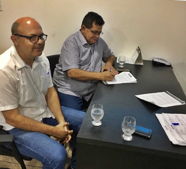 AÇAILÂNDIA - Prefeito Aluísio Silva assinou o termo de Adesão ao Projeto de Tarifa Social de Energia Elétrica.