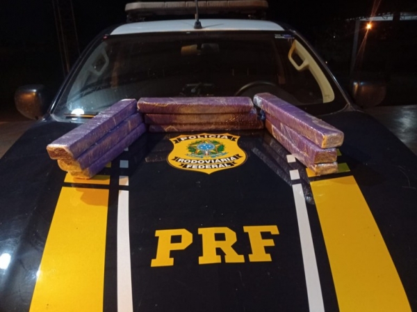 PRF prende uma pessoa por tráfico de drogas na BR-010