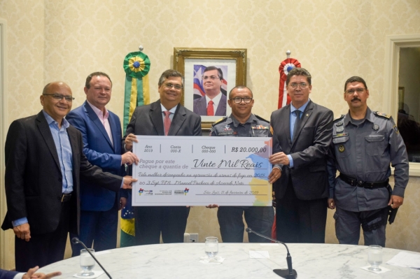 Governo do Estado premia policiais por apreensão de armas