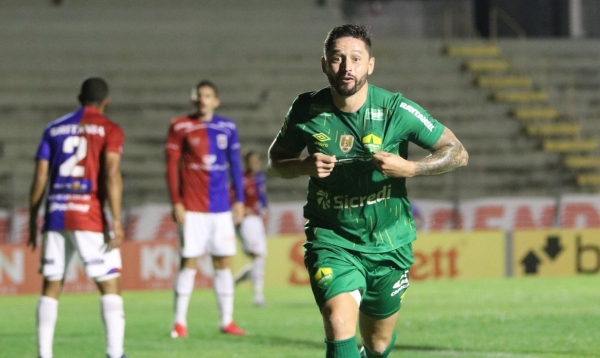 Cuiabá derrota Paraná e fica a um ponto da Série A