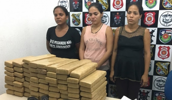 Com bebês no colo, mulheres são presas com 60 kg de maconha
