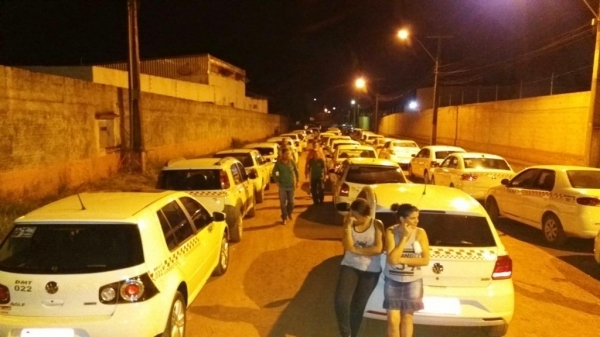 AÇAILÂNDIA: Desde às 3hs da manhã desta segunda-feira taxistas ocupam sede da Empresa de Ônibus Linux 