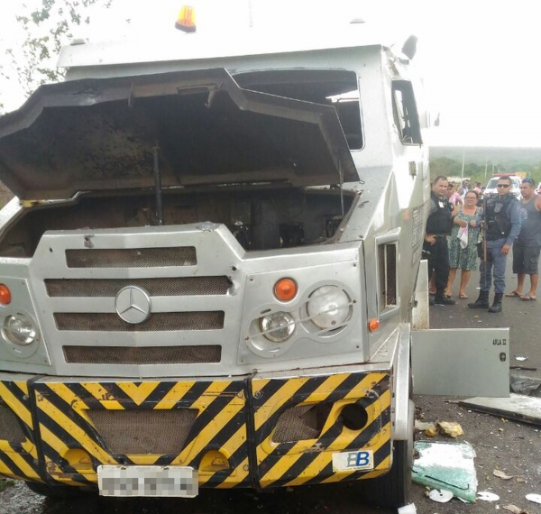 NO MARANHÃO - Carro-forte é fuzilado e assaltantes levam todo o dinheiro 