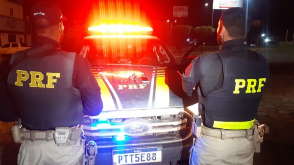 PRF prende condutor armado na BR-230