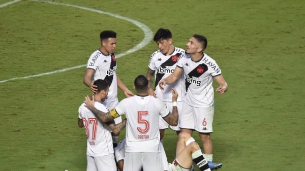 Vasco se recupera após sequência de derrotas e vence a Ponte Preta