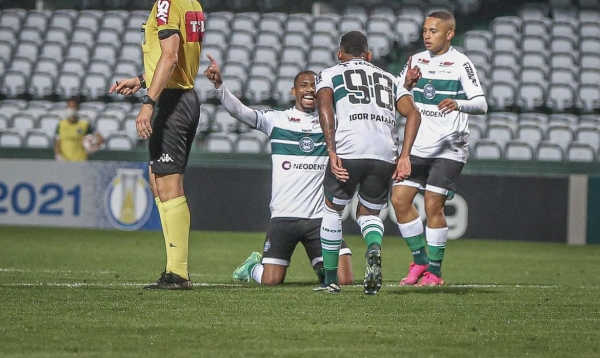 Série B: Coritiba supera Ponte Preta no Couto Pereira e segue líder