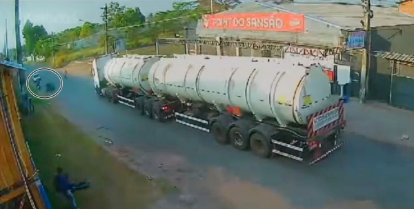 VÍTIMA ATINGIDA POR CARROCINHA DE MOTO ESTAVA CHEGANDO AO TRABALHO NA HORA DE ACIDENTE