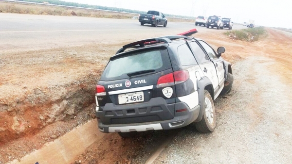 Viatura bate em pedra, estoura pneu e sai de pista no Campo de Peris