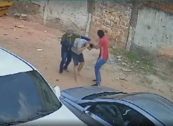 CRIMINOSOS ARMADOS ROUBAM CASA E ARRANCAM COLAR DE HOMEM À FORÇA EM IMPERATRIZ