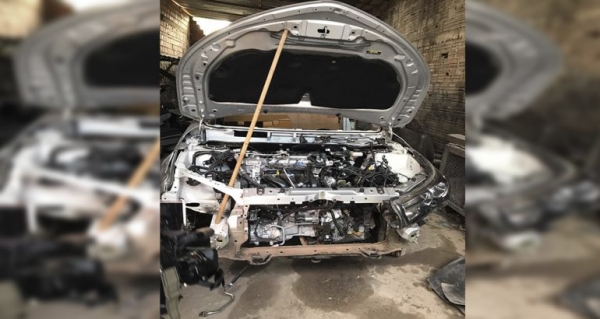 Peças de carro importado são encontradas em oficina suspeita de desmanche