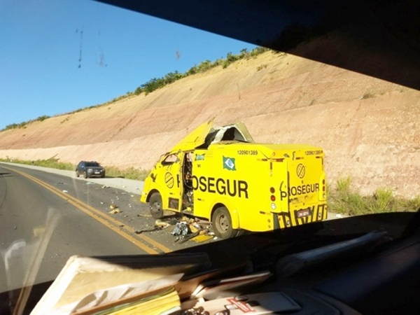 BURITICUPU - Bandidos armados com fuzis atiram e explodem carro-forte no Maranhão
