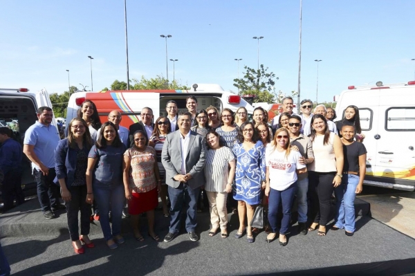 Flávio Dino entrega vans para conservação de vacinas e chega a 141 ambulâncias doadas aos municípios