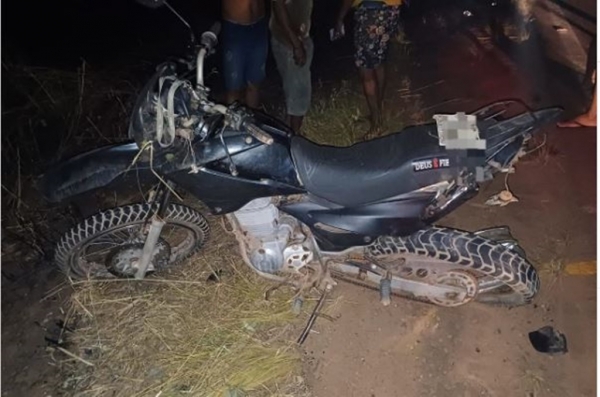 COLISÃO TRASEIRA EM AÇAILÂNDIA - DOIS ÓBITOS E UM FERIDO GRAVE.