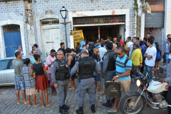 Comerciante é baleado na cabeça em assalto a loja de ouro